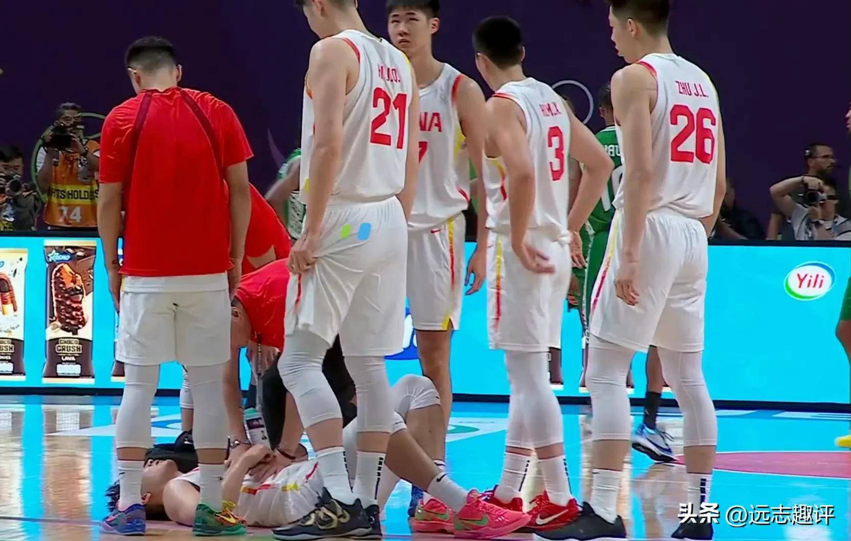 包含亚洲球队奋发向前，球员团结拼搏争夺胜利天下的词条
