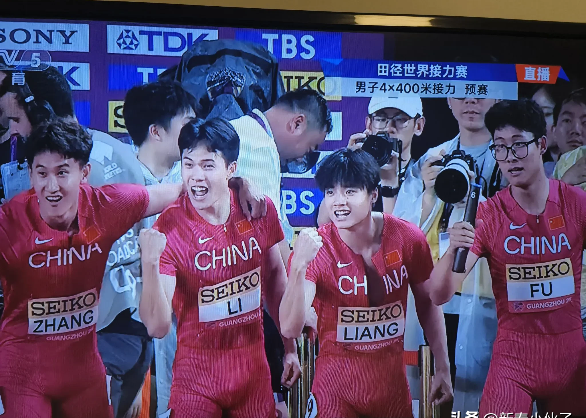 爱游戏官方-紧张比赛中球员们拼尽全力，呈现出令人瞩目的表现的简单介绍