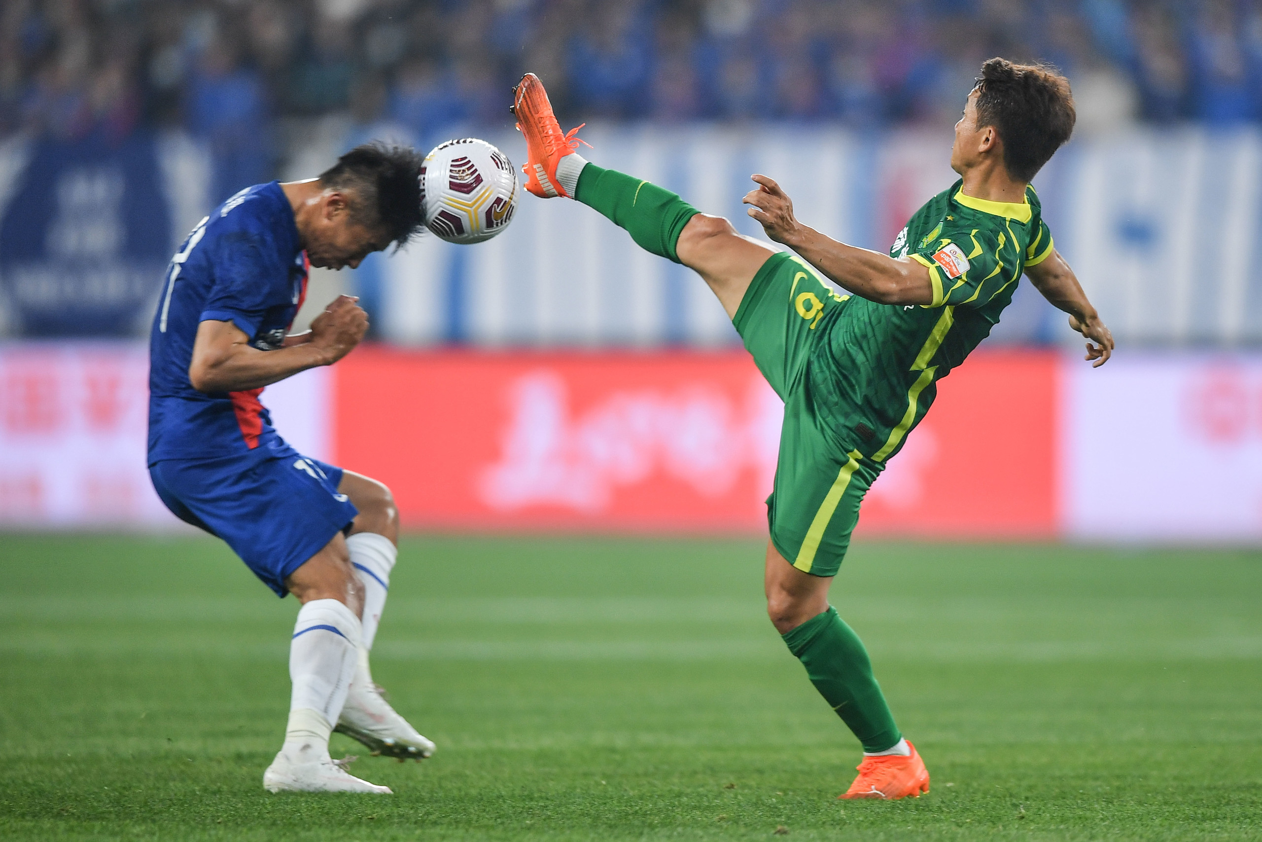 爱游戏APP-双方火爆冲突引发激烈对抗，裁判难以控制